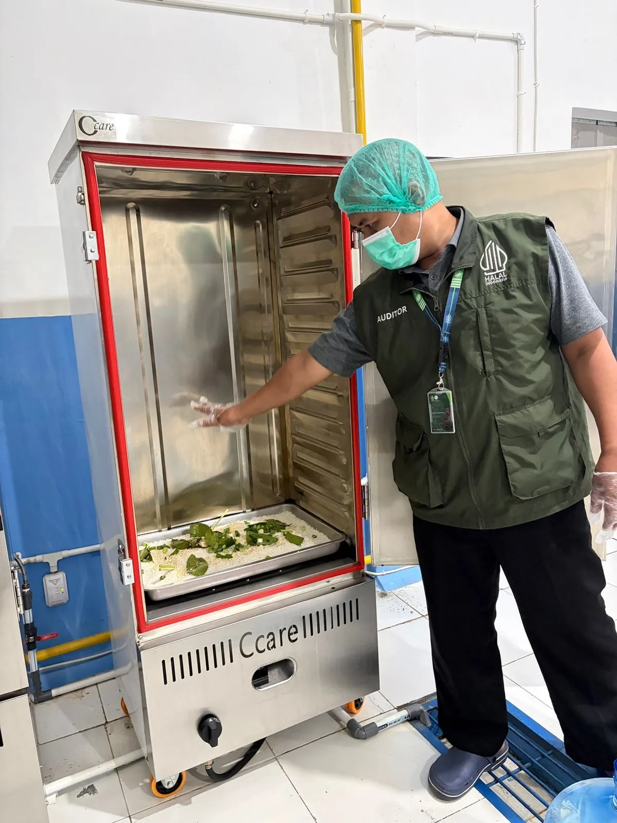Auditor halal memeriksa fasilitas dapur SPPG